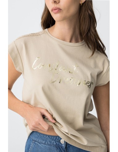 CAMISETA-BEIGE-ENCAJE-HOMBROS-FRASE-DORADA-HORSEA-TIFFOSI
