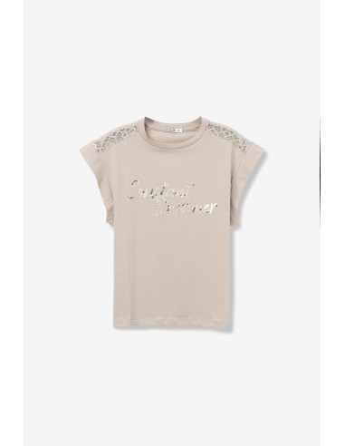 CAMISETA-BEIGE-ENCAJE-HOMBROS-FRASE-DORADA-HORSEA-TIFFOSI
