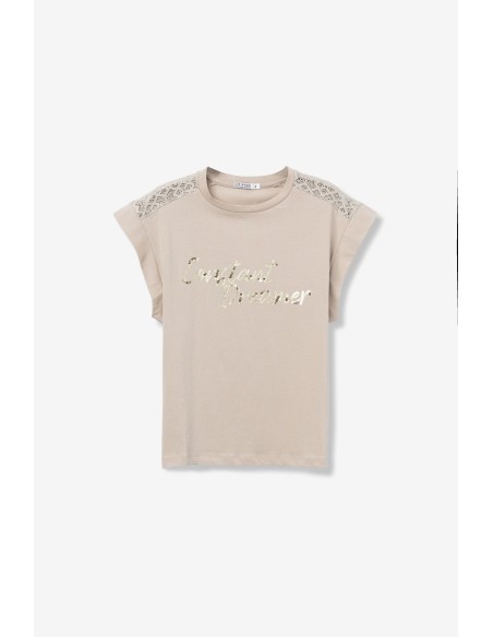 CAMISETA-BEIGE-ENCAJE-HOMBROS-FRASE-DORADA-HORSEA-TIFFOSI