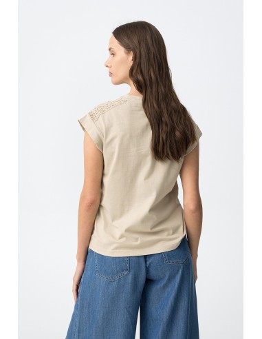 CAMISETA-BEIGE-ENCAJE-HOMBROS-FRASE-DORADA-HORSEA-TIFFOSI