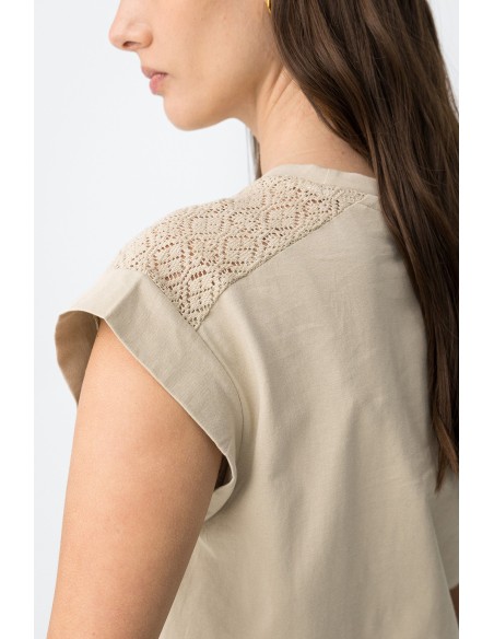 CAMISETA-BEIGE-ENCAJE-HOMBROS-FRASE-DORADA-HORSEA-TIFFOSI