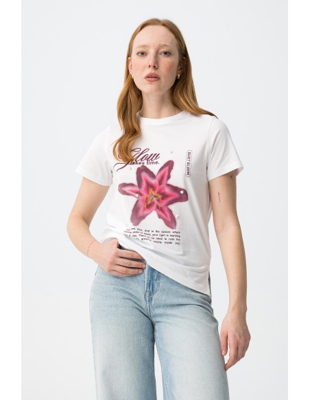 CAMISETA-BLANCA-ESTAMPADO-FLOR-ROSA-LETRAS-WILPIX-TIFFOSI
