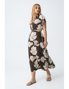 VESTIDO-LARGO-CHOCOLATE-FLORES-BEIGE-ABERTURAS-LATERALES-ESPALDA-CUELLO-PICO-CORNETO-TIFFOSI