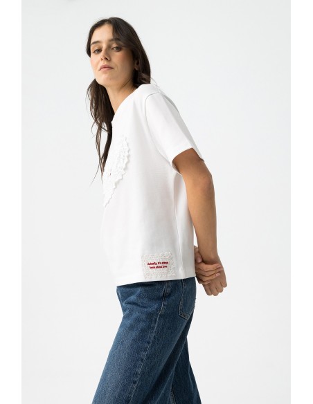 CAMISETA-BLANCA-CORAZÓN-BORDADO-AL-TONO-AMORE-AURA-TIFFOSI