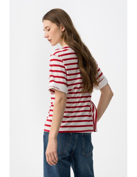 CAMISETA-RAYAS-BLANCAS-ROJAS-MANGA-CORTA-LAZO-LATERAL-TRABILLA-CUELLO-REDONDO-AMORA-TIFFOSI