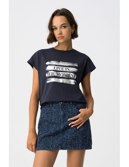 CAMISETA-AZUL-MARINO-ESTAMPADO-METALIZADO-FRASE-MANGAS-SISA-MADRID-TIFFOSI
