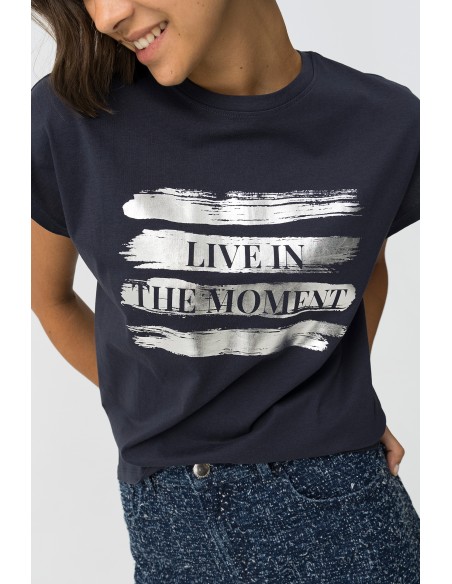 CAMISETA-AZUL-MARINO-ESTAMPADO-METALIZADO-FRASE-MANGAS-SISA-MADRID-TIFFOSI