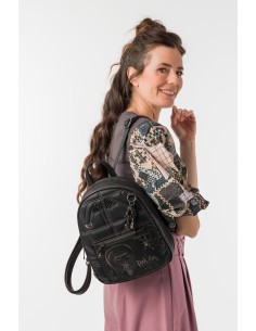 MOCHILA-MEDIANA-PASEO-COMPARTIMENTO-FRONTAL-TRASERO-CIERRE-CREMALLERA-IRON-ANEKKE