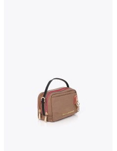 BANDOLERA-NYLON-CHARM-DOS-COMPARTIMENTOS-ASA-MANO-ASA-BANDOLERA-REGULABLE-MARRÓN-TAUPE-LOLA-CASADEMUNT 2