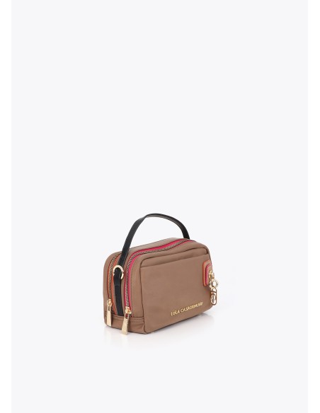 BANDOLERA-NYLON-CHARM-DOS-COMPARTIMENTOS-ASA-MANO-ASA-BANDOLERA-REGULABLE-MARRÓN-TAUPE-LOLA-CASADEMUNT