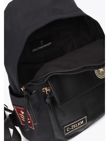 MOCHILA-NYLON-NEGRO-PARCHES-MÚLTIPLES COMPARTIMENTOS-ASA-MANO-LOLA-CASADEMUNT