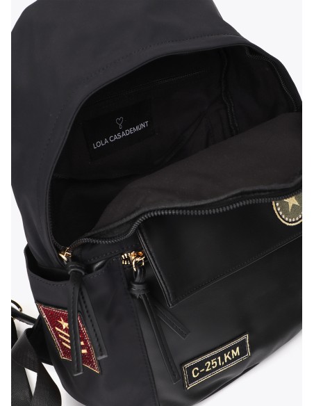 MOCHILA-NYLON-NEGRO-PARCHES-MÚLTIPLES COMPARTIMENTOS-ASA-MANO-LOLA-CASADEMUNT