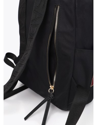 MOCHILA-NYLON-NEGRO-PARCHES-MÚLTIPLES COMPARTIMENTOS-ASA-MANO-LOLA-CASADEMUNT