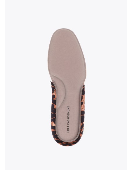 ZAPATILLAS-DIFERENTES-MATERIALES-GRS-PARDO-DETALLES-PIEL-LOLA-CASADEMUNT
