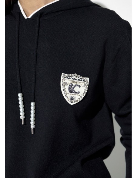 JERSEY.NEGRO-CAPUCHA-CORDONES-PERLAS-PARCHE-LOLA-CASADEMUNT