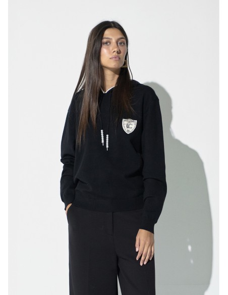 JERSEY.NEGRO-CAPUCHA-CORDONES-PERLAS-PARCHE-LOLA-CASADEMUNT