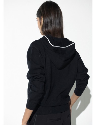 JERSEY.NEGRO-CAPUCHA-CORDONES-PERLAS-PARCHE-LOLA-CASADEMUNT