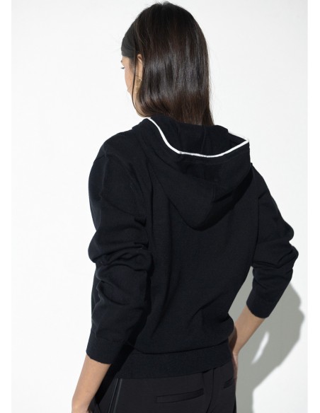 JERSEY.NEGRO-CAPUCHA-CORDONES-PERLAS-PARCHE-LOLA-CASADEMUNT
