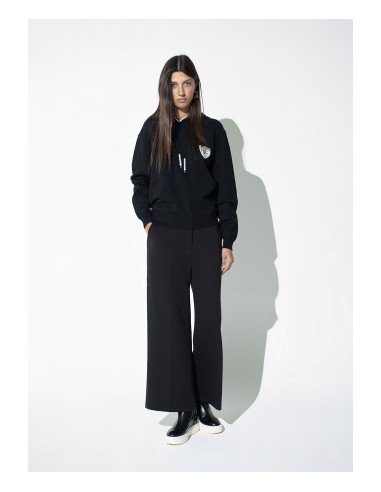 JERSEY.NEGRO-CAPUCHA-CORDONES-PERLAS-PARCHE-LOLA-CASADEMUNT
