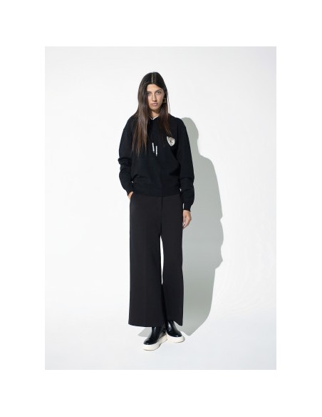 JERSEY.NEGRO-CAPUCHA-CORDONES-PERLAS-PARCHE-LOLA-CASADEMUNT