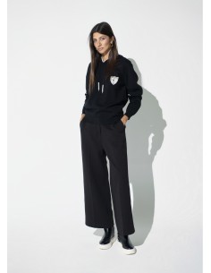 JERSEY.NEGRO-CAPUCHA-CORDONES-PERLAS-PARCHE-LOLA-CASADEMUNT 2
