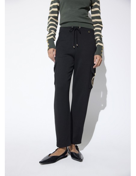 PANTALÓN-NEGRO-CARGO-CORDONES-CINTURA-PARCHE-AVIADOR-LOLA-CASADEMUNT