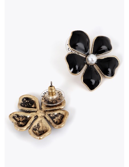 PENDIENTES-BOTÓN-FLOR-LACADA-NEGRA-DETALLE-CENTRO-LOLA-CASADEMUNT