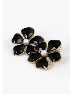PENDIENTES-BOTÓN-FLOR-LACADA-NEGRA-DETALLE-CENTRO-LOLA-CASADEMUNT 2