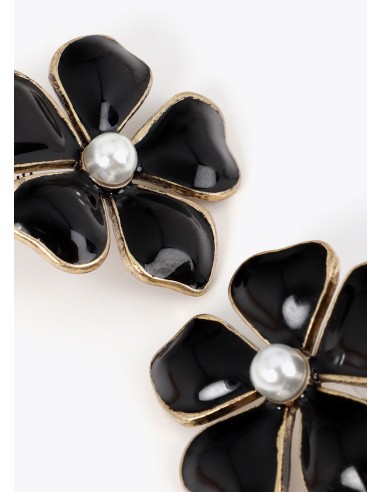 PENDIENTES-BOTÓN-FLOR-LACADA-NEGRA-DETALLE-CENTRO-LOLA-CASADEMUNT