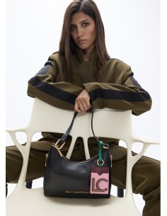 BOLSO-BANDOLERA-EFECTO-PIEL-NEGRA-ASA-HOMBRO-ASA-BANDOLERA-DETALLE-COLGANTE-LOGOTIPADO-LOLA-CASADEMUNT