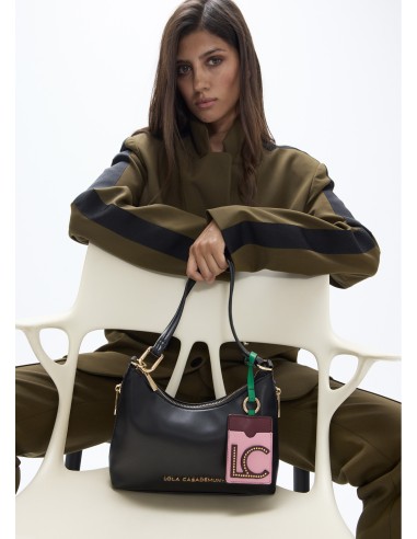 BOLSO-BANDOLERA-EFECTO-PIEL-NEGRA-ASA-HOMBRO-ASA-BANDOLERA-DETALLE-COLGANTE-LOGOTIPADO-LOLA-CASADEMUNT