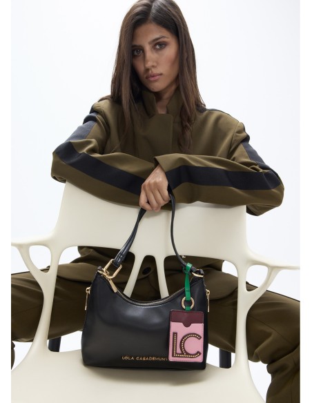 BOLSO-BANDOLERA-EFECTO-PIEL-NEGRA-ASA-HOMBRO-ASA-BANDOLERA-DETALLE-COLGANTE-LOGOTIPADO-LOLA-CASADEMUNT