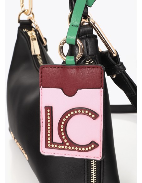 BOLSO-BANDOLERA-EFECTO-PIEL-NEGRA-ASA-HOMBRO-ASA-BANDOLERA-DETALLE-COLGANTE-LOGOTIPADO-LOLA-CASADEMUNT