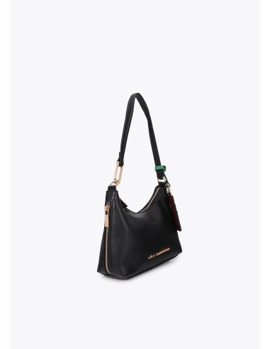 BOLSO-BANDOLERA-EFECTO-PIEL-NEGRA-ASA-HOMBRO-ASA-BANDOLERA-DETALLE-COLGANTE-LOGOTIPADO-LOLA-CASADEMUNT