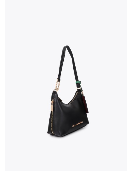 BOLSO-BANDOLERA-EFECTO-PIEL-NEGRA-ASA-HOMBRO-ASA-BANDOLERA-DETALLE-COLGANTE-LOGOTIPADO-LOLA-CASADEMUNT