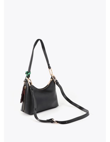 BOLSO-BANDOLERA-EFECTO-PIEL-NEGRA-ASA-HOMBRO-ASA-BANDOLERA-DETALLE-COLGANTE-LOGOTIPADO-LOLA-CASADEMUNT