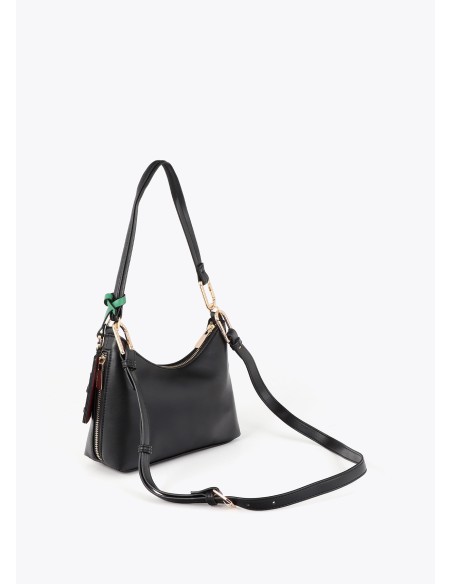 BOLSO-BANDOLERA-EFECTO-PIEL-NEGRA-ASA-HOMBRO-ASA-BANDOLERA-DETALLE-COLGANTE-LOGOTIPADO-LOLA-CASADEMUNT