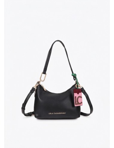 BOLSO-BANDOLERA-EFECTO-PIEL-NEGRA-ASA-HOMBRO-ASA-BANDOLERA-DETALLE-COLGANTE-LOGOTIPADO-LOLA-CASADEMUNT