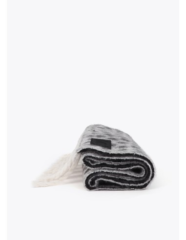 BUFANDA.REVERSIBLE-PRINT-NEGRO-GRIS-CRUDO-FLECOS-LOLA-CASADEMUNT