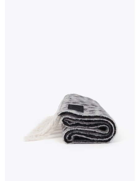 BUFANDA.REVERSIBLE-PRINT-NEGRO-GRIS-CRUDO-FLECOS-LOLA-CASADEMUNT