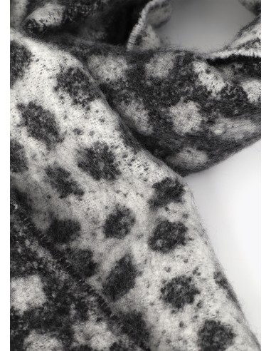 BUFANDA.REVERSIBLE-PRINT-NEGRO-GRIS-CRUDO-FLECOS-LOLA-CASADEMUNT