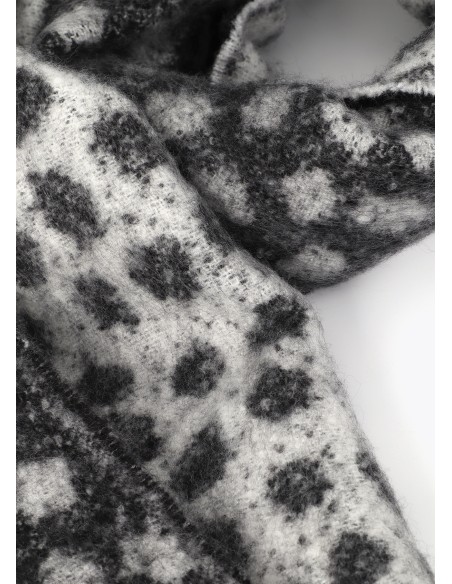 BUFANDA.REVERSIBLE-PRINT-NEGRO-GRIS-CRUDO-FLECOS-LOLA-CASADEMUNT