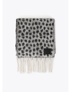BUFANDA.REVERSIBLE-PRINT-NEGRO-GRIS-CRUDO-FLECOS-LOLA-CASADEMUNT 2