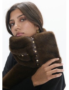 CUELLO-PELO-MARRÓN-TACHAS-LOGOTIPADAS--ABERTURA-CRUZAR-LOLA-CASADEMUNT