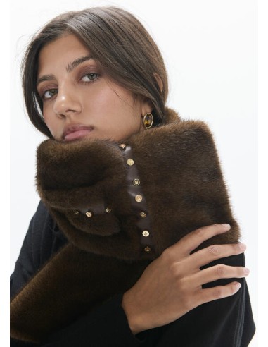 CUELLO-PELO-MARRÓN-TACHAS-LOGOTIPADAS--ABERTURA-CRUZAR-LOLA-CASADEMUNT