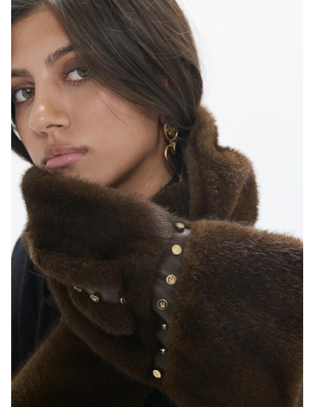 CUELLO-PELO-MARRÓN-TACHAS-LOGOTIPADAS--ABERTURA-CRUZAR-LOLA-CASADEMUNT