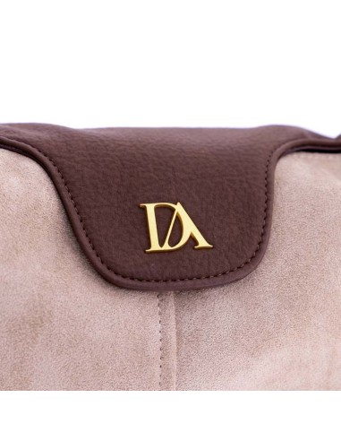 BOLSO-TAUPE-COMBINADO-MARRÓN-CIERRE SOLAPA-COMPARTIMENTO-TRASERO-LOGO-DORADO-LOGO-DORADO-ELLIE-DON-ALGODÓN