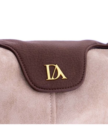 BOLSO-TAUPE-COMBINADO-MARRÓN-CIERRE SOLAPA-COMPARTIMENTO-TRASERO-LOGO-DORADO-LOGO-DORADO-ELLIE-DON-ALGODÓN