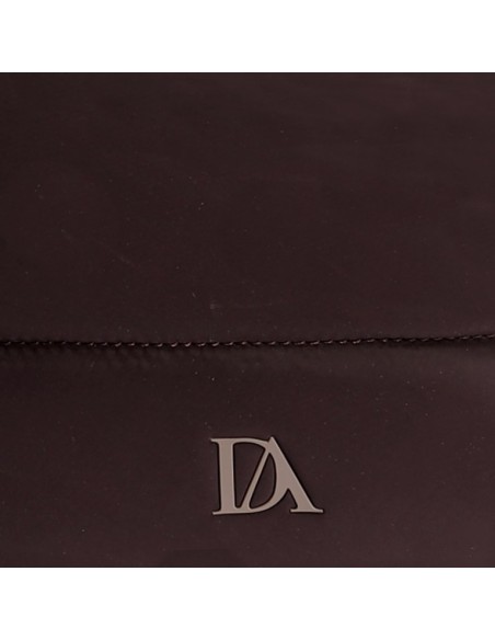 BANDOLERA-MARRÓN-ACOLCHADA-ASA-BANDOLERA-LOGOTIPADA-COMPARTIMENTO-TRASERO-DON-ALGODÓN