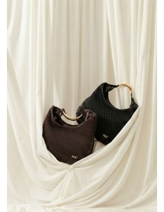 BOLSO-HOBO-TEXTURIZADO-ASA-METÁLICA-DORADA-COMPARTIMENTO-TRASERO-NOCO-COMPLEMENTOS